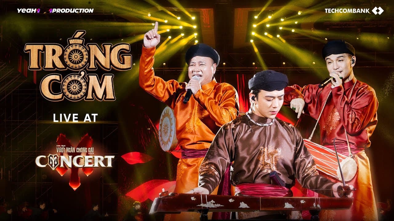 Micro trên nền ánh đèn sân khấu