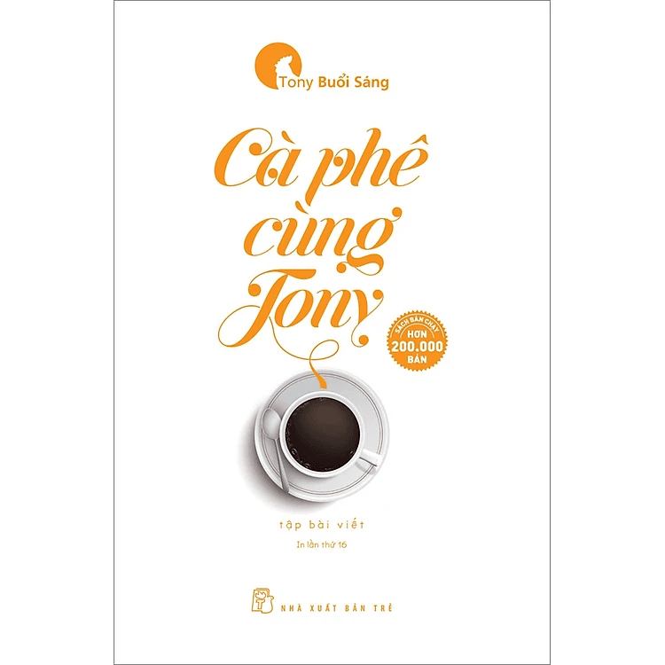 Kệ sách bên dãy đèn treo ánh vàng