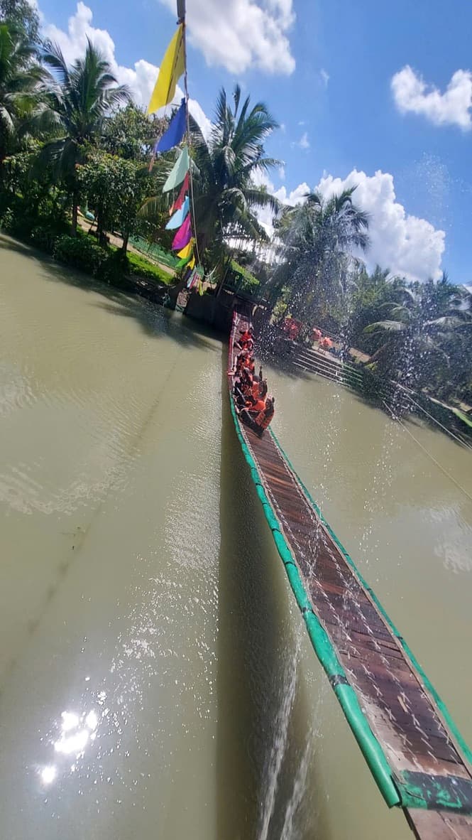 Người đi bộ trên sống núi mờ sương